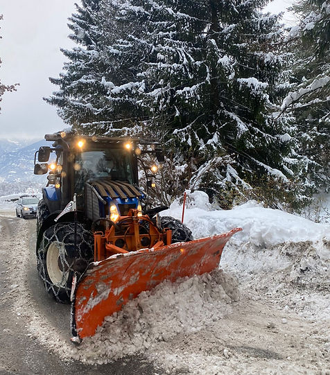 Chasse-neige RECO dégageant une route enneigée