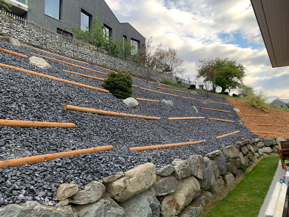 Talus aménagé en terrasses de gravier et murs en pierre